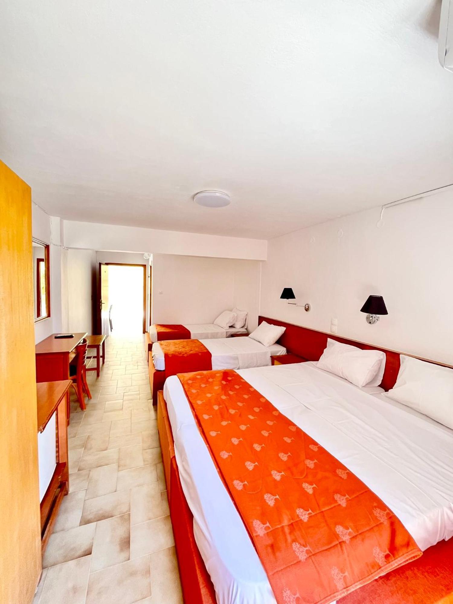 Oelia Rooms & Apartments Agia Marina  Bagian luar foto