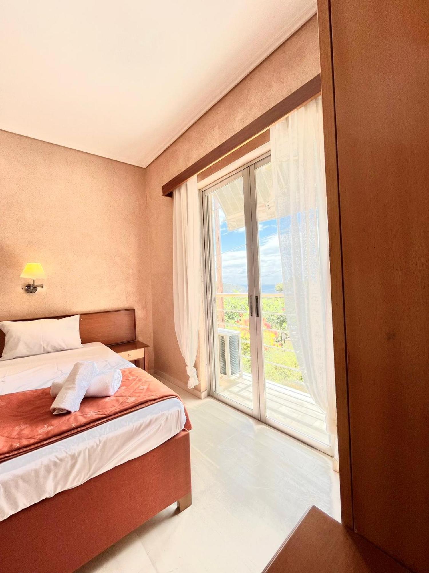 Oelia Rooms & Apartments Agia Marina  Bagian luar foto