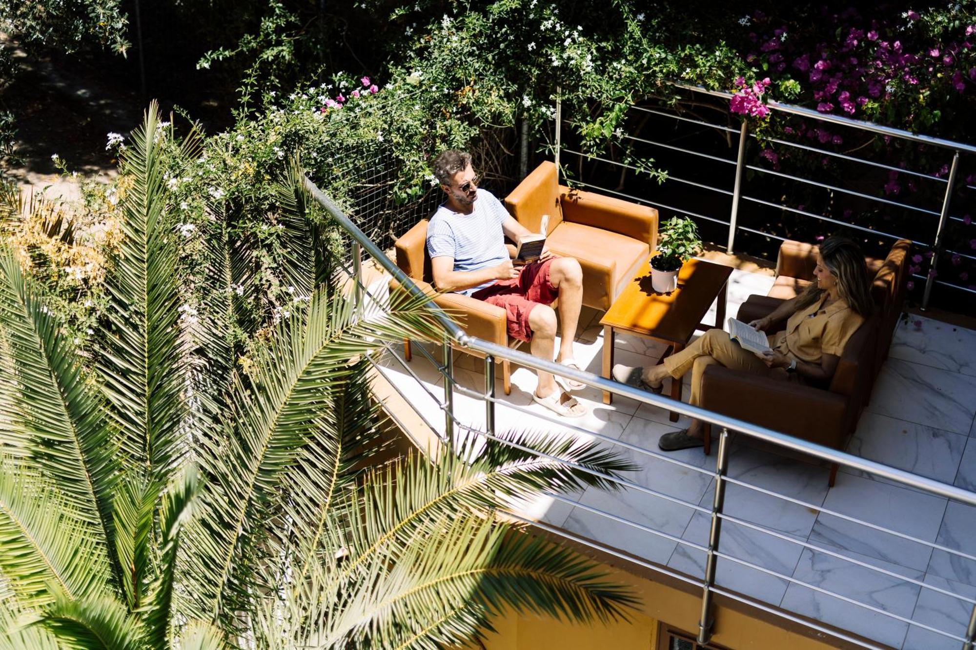 Oelia Rooms & Apartments Agia Marina  Bagian luar foto